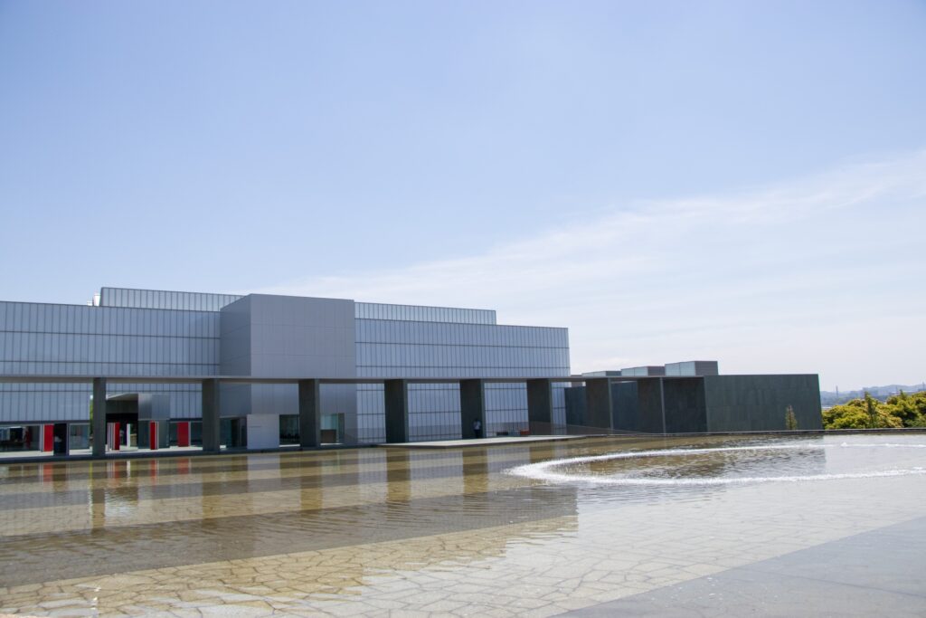 愛知県豊田市の豊田美術館