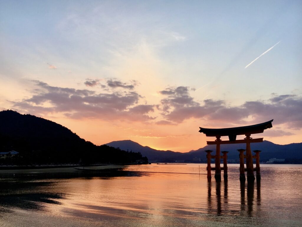 広島市佐伯区の宮島のシルエット