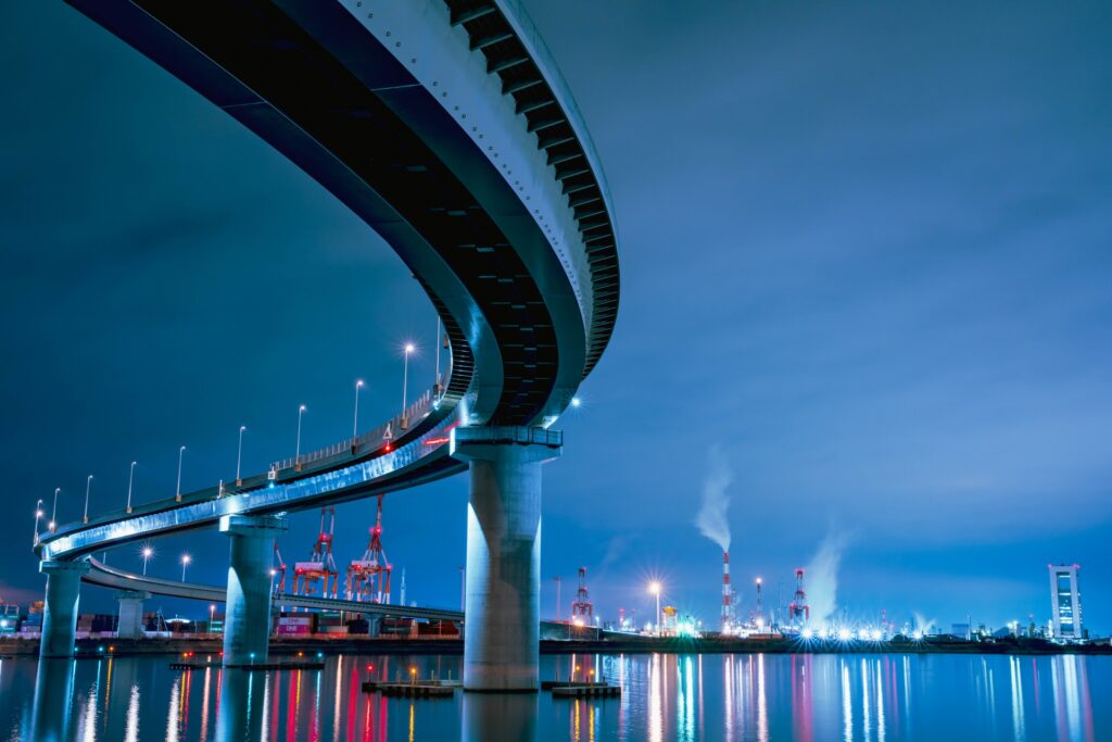 三重県四日市市のコンビナートの夜景と高速道路 三重県四日市市のコンビナートの夜景と高速道路
