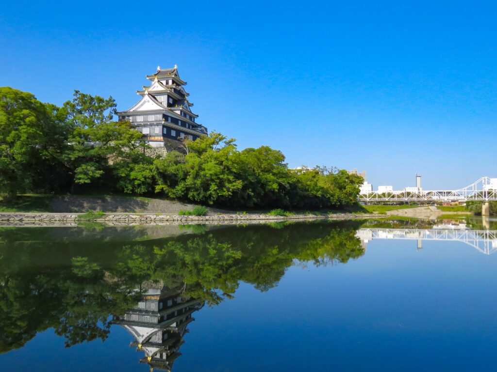 岡山市北区の岡山城と旭川