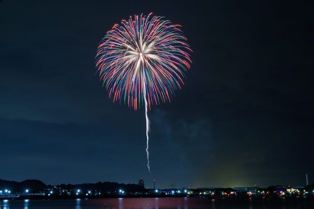 神奈川県横浜市の海上花火大会の夜景