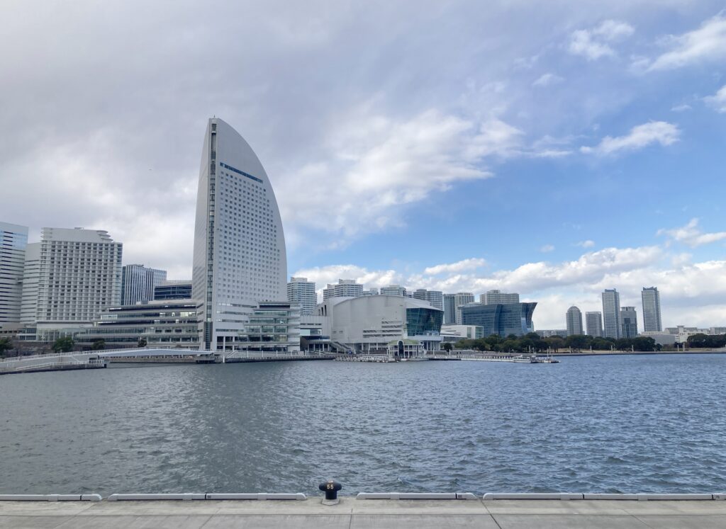 神奈川県横浜市の磯子の海辺とベイエリアの景観
