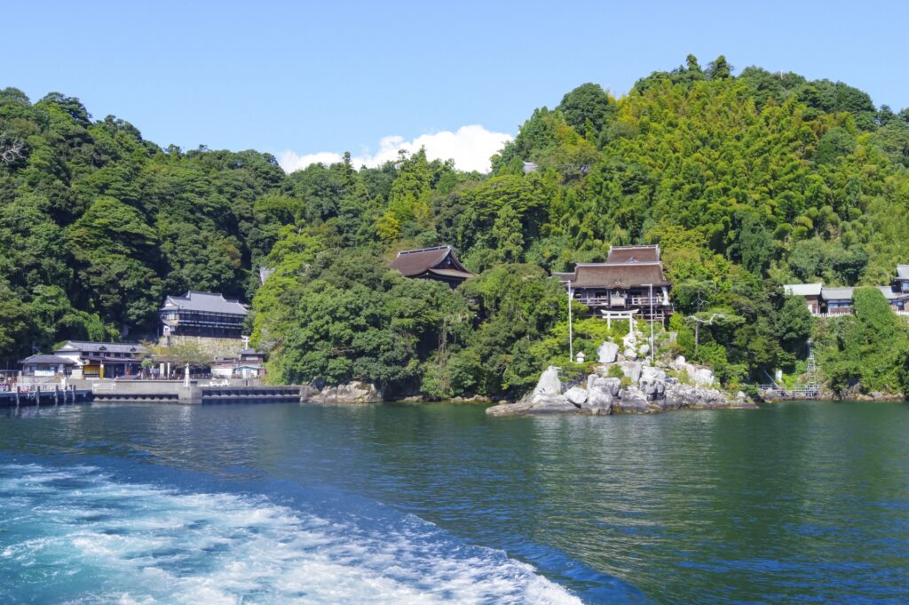 滋賀県草津市の竹生島