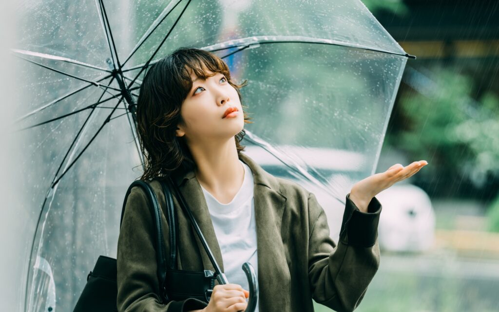 大阪市東住吉区の雨の中でも傘を差して歩く女性