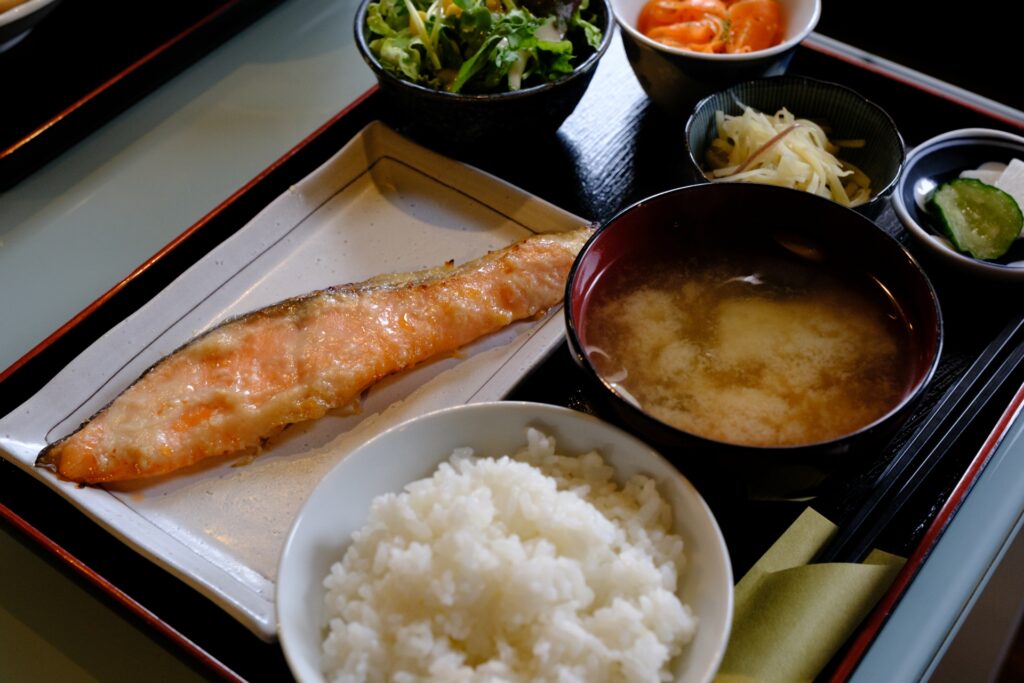 西成区大衆食堂の定食一例