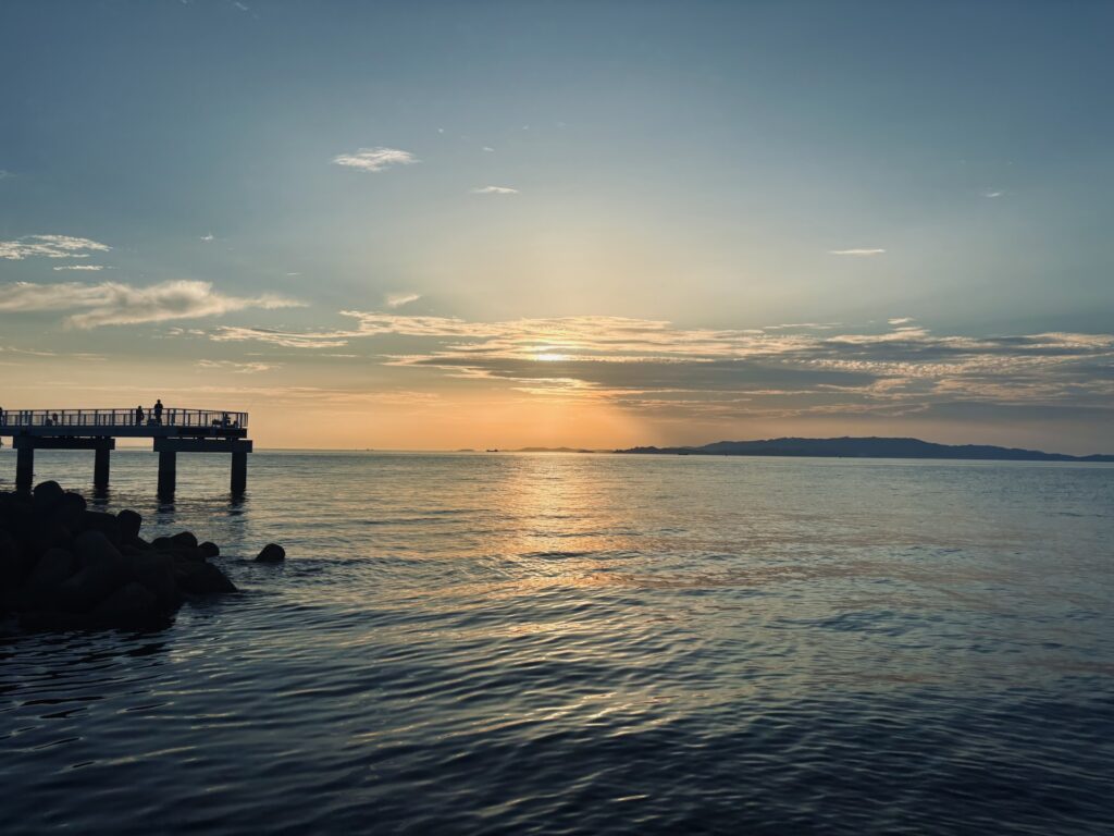 愛知県西尾市の三河湾の海岸線