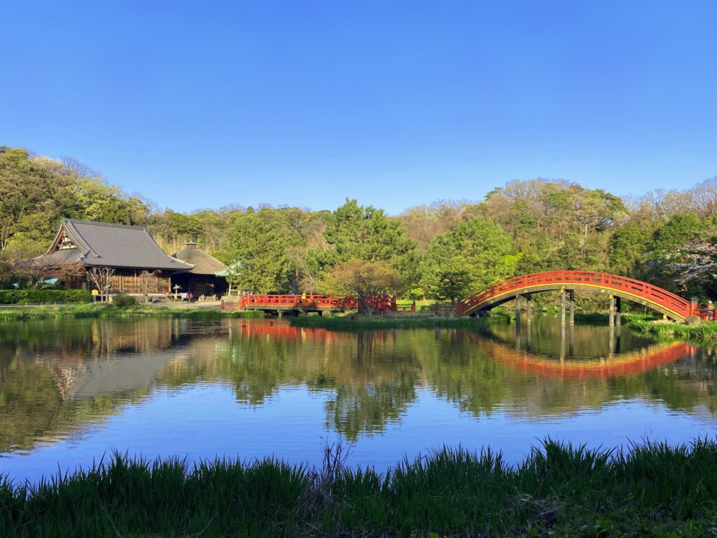神奈川県横浜市の称名寺の浄土庭園と朱橋の風景