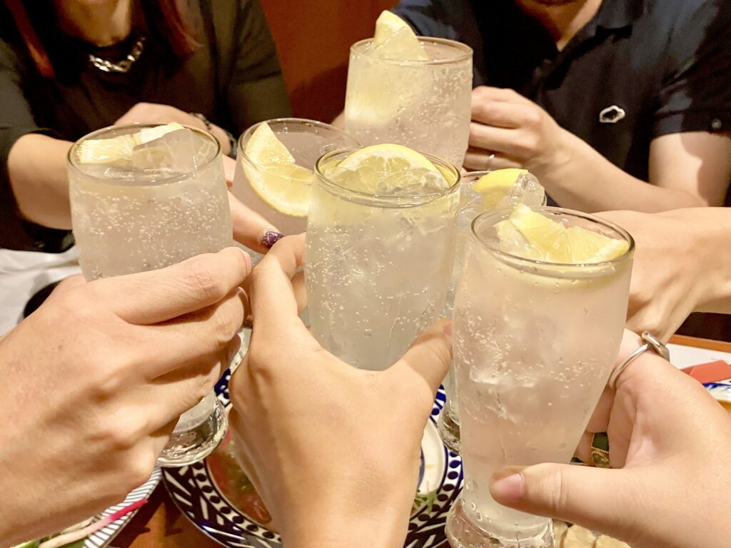福岡市の乾杯する人たち