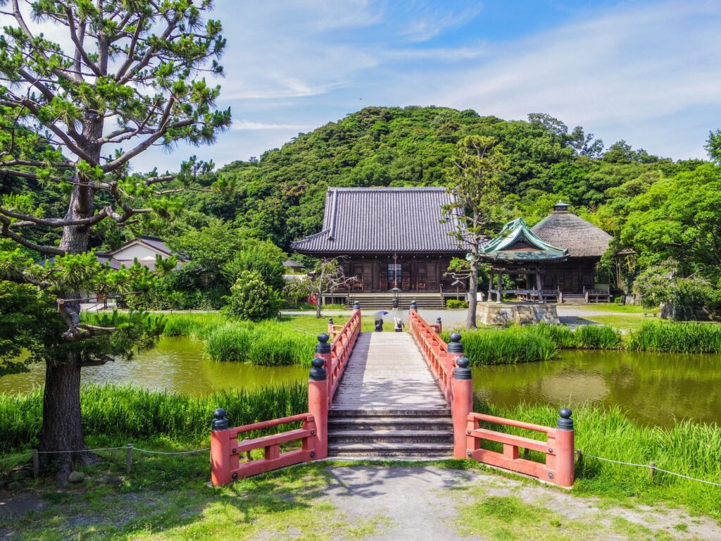 神奈川県横浜市の称名寺の朱橋と庭園