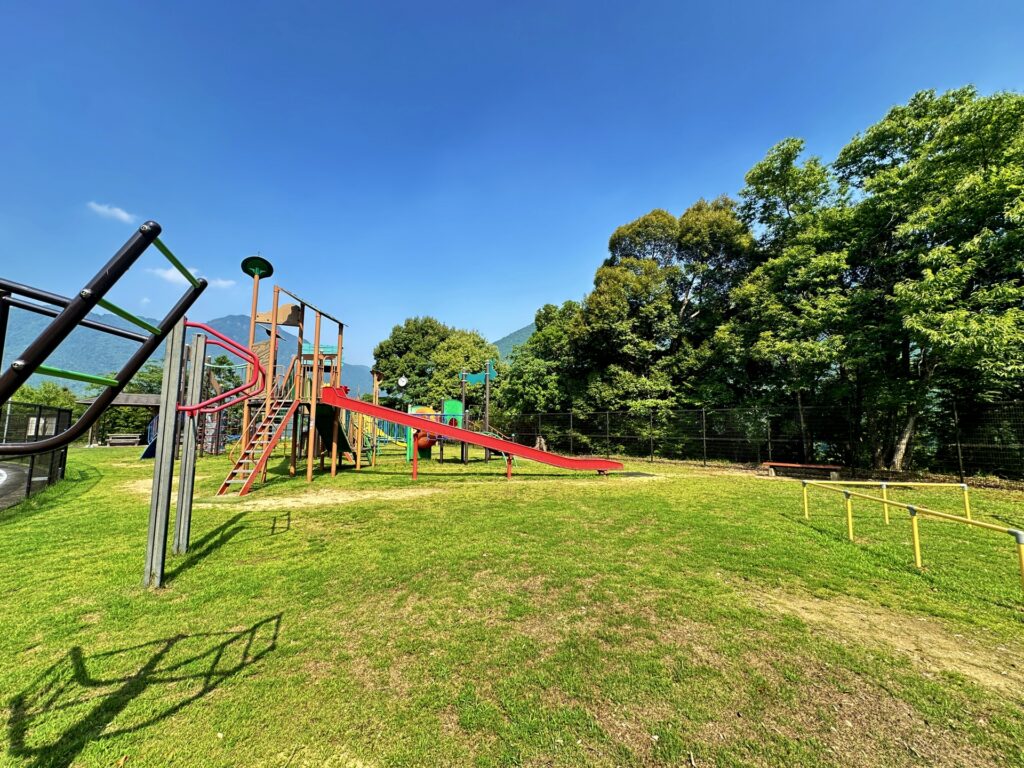 沢之町公園の遊具と青空