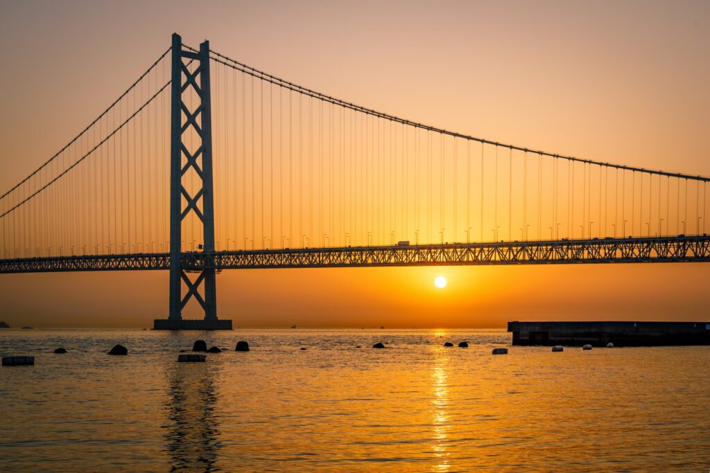 神戸市垂水区の夕日の中の明石海峡大橋