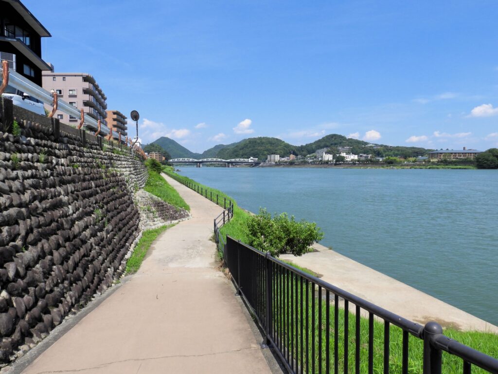 岐阜県各務原市の木曽川の散歩道 岐阜県各務原市の木曽川の散歩道