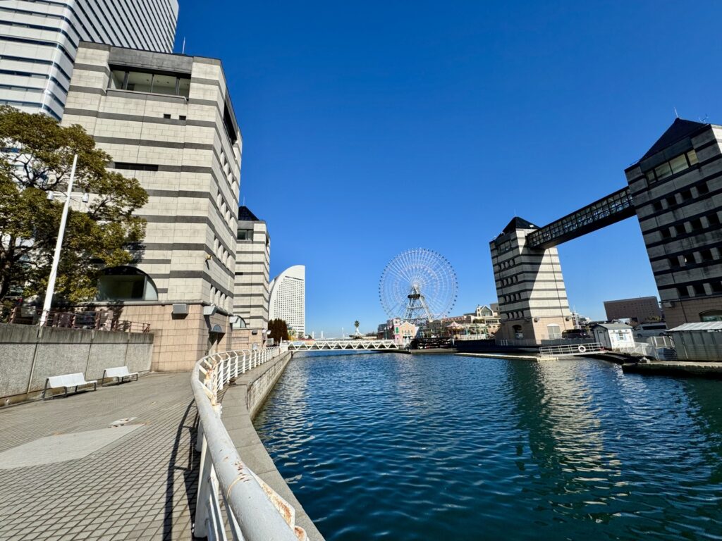 神奈川県横浜市の海辺の遊歩道とベイエリア風景