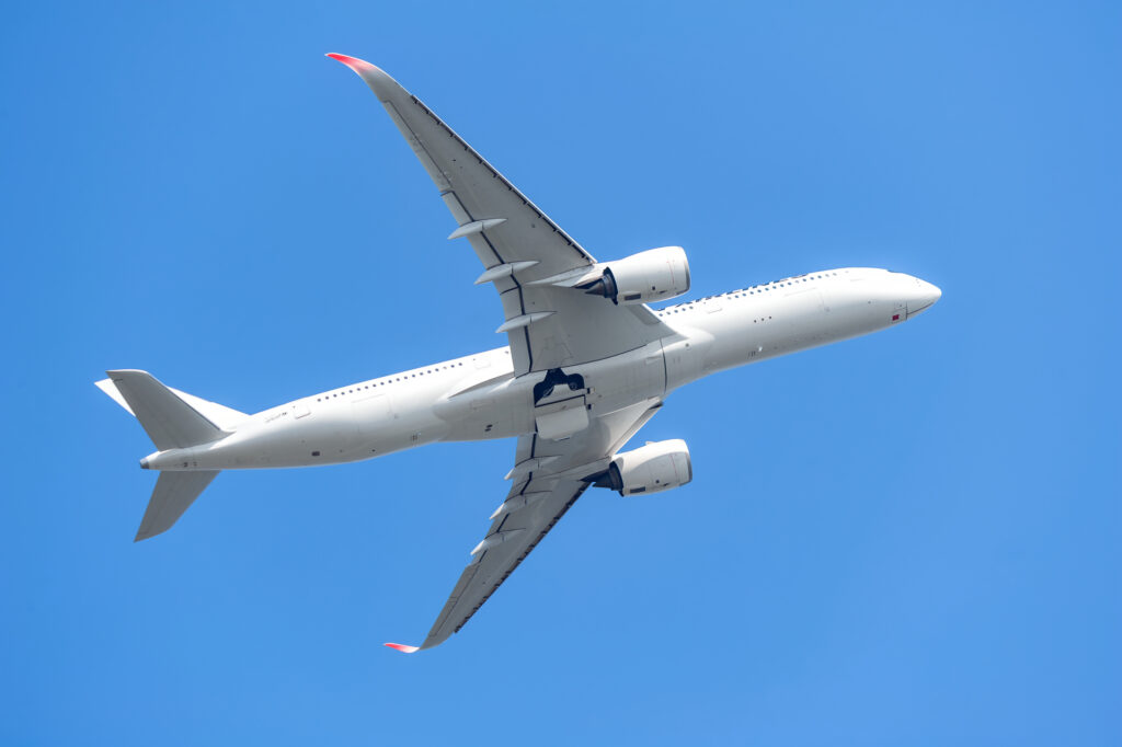 大田区の羽田空港と飛び立つ飛行機 