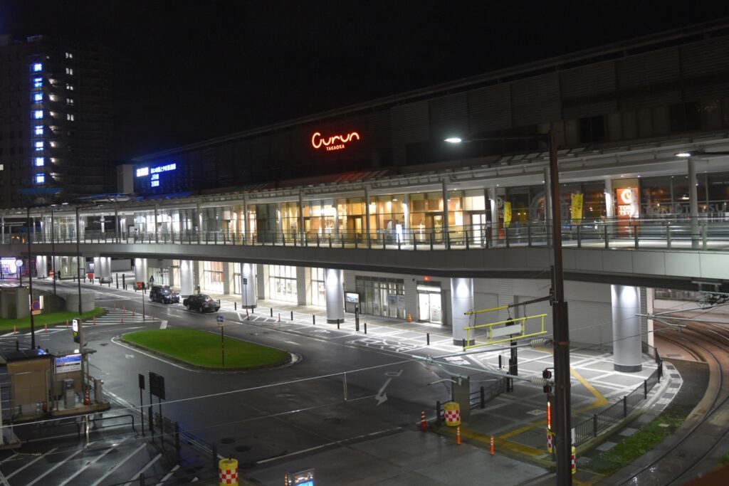 高岡市の高岡駅前の風景