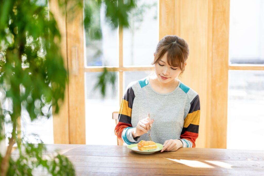 福岡市中央区のスイーツを食べる女性