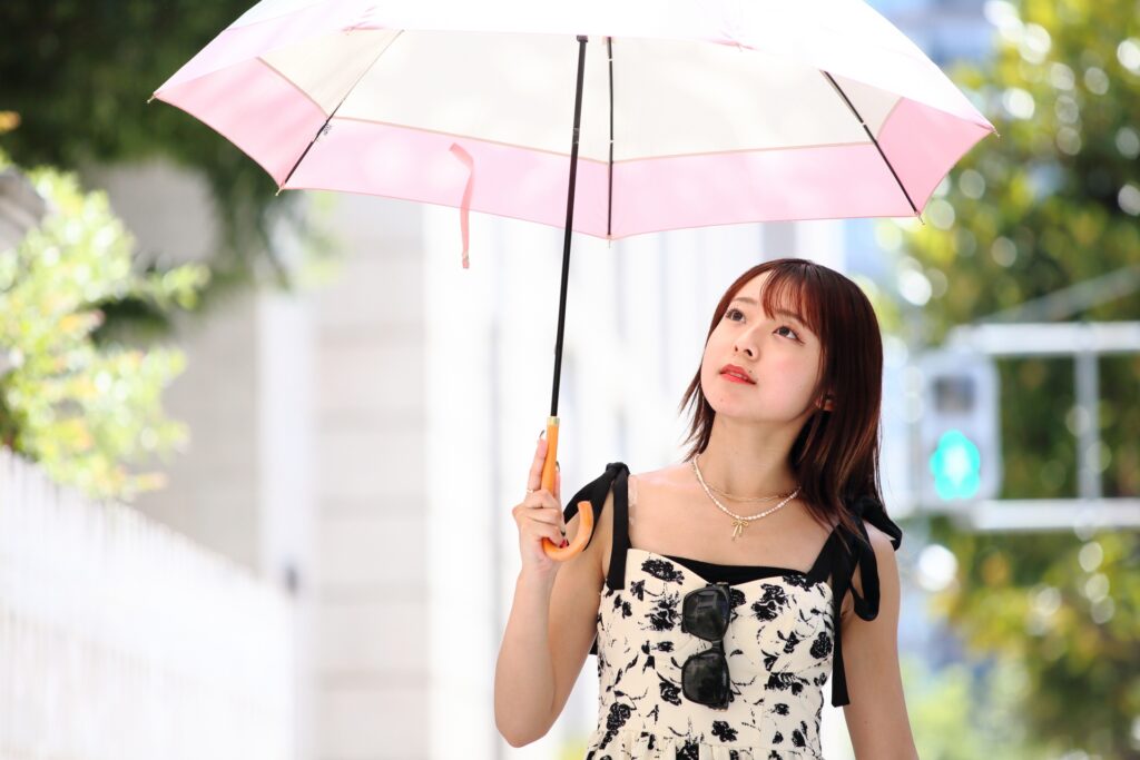 日傘を差す女性