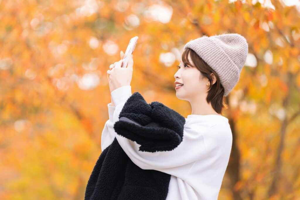 スマホを構える女性
