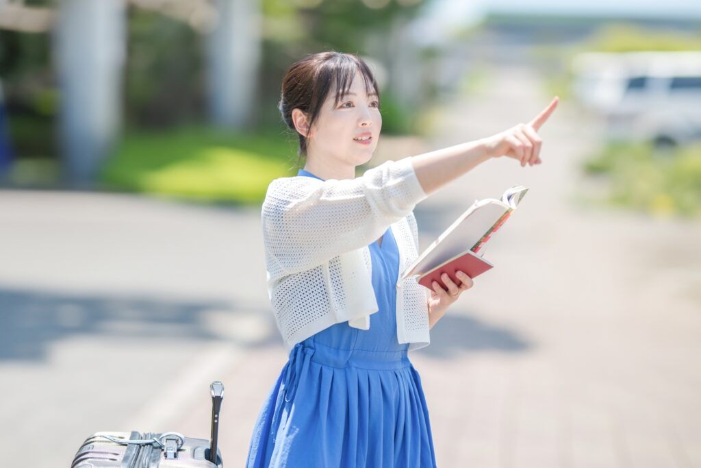 岐阜県大垣市のノートを見る観光客 岐阜県大垣市のノートを見る観光客