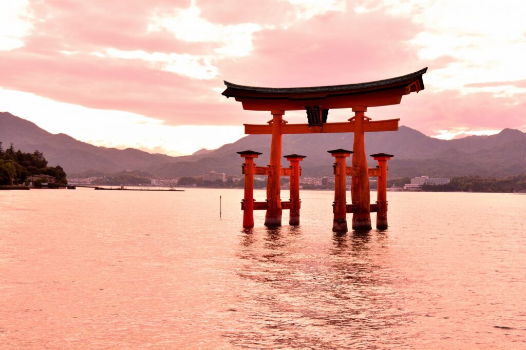広島市佐伯区の夕暮れの宮島
