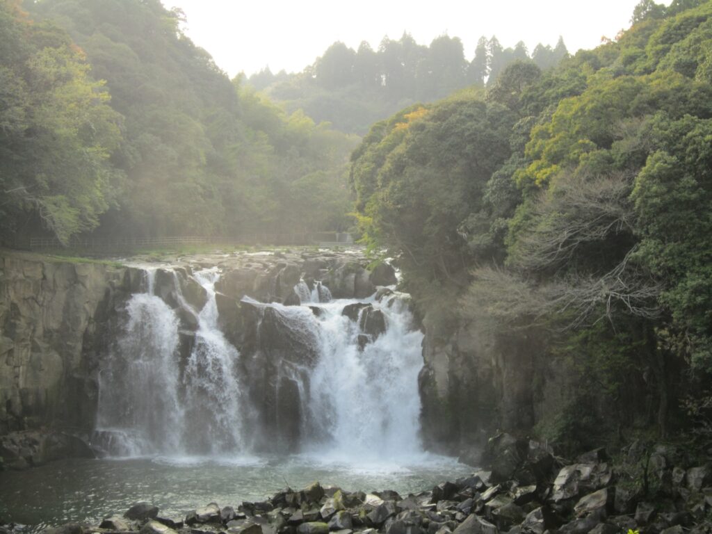 関之尾滝の迫力ある流れ