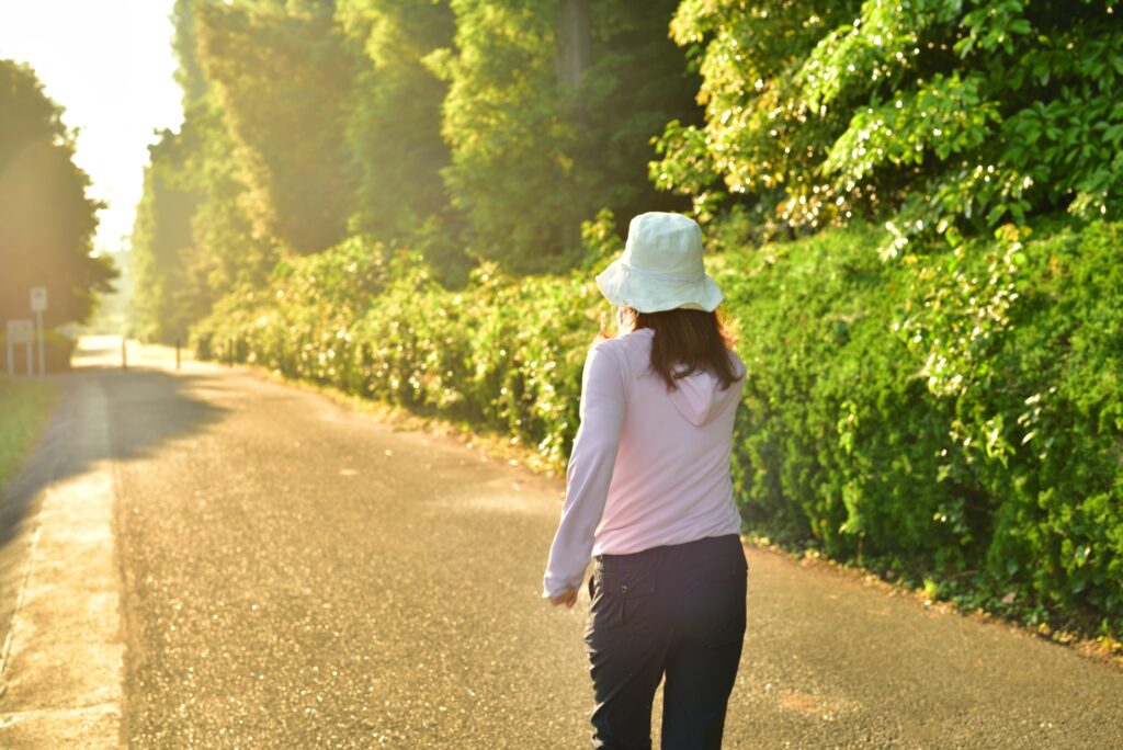 神奈川県横浜市緑区の散策する女性