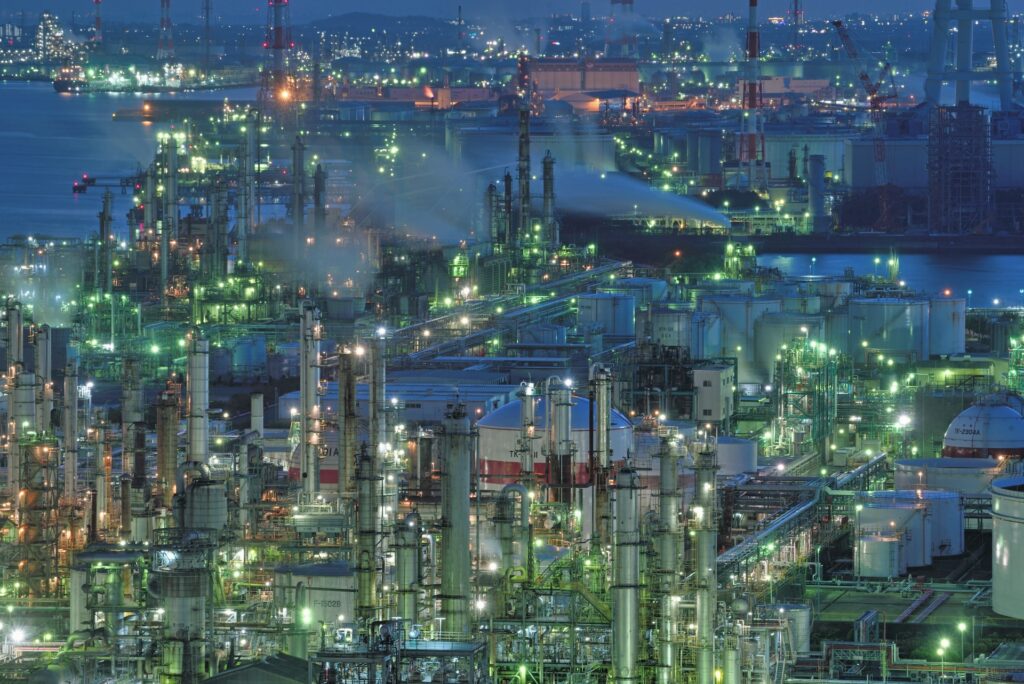 三重県四日市市の夜景と煙 三重県四日市市の夜景と煙