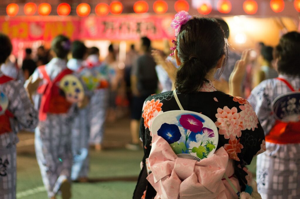 西成区の夏祭りの盆踊り風景