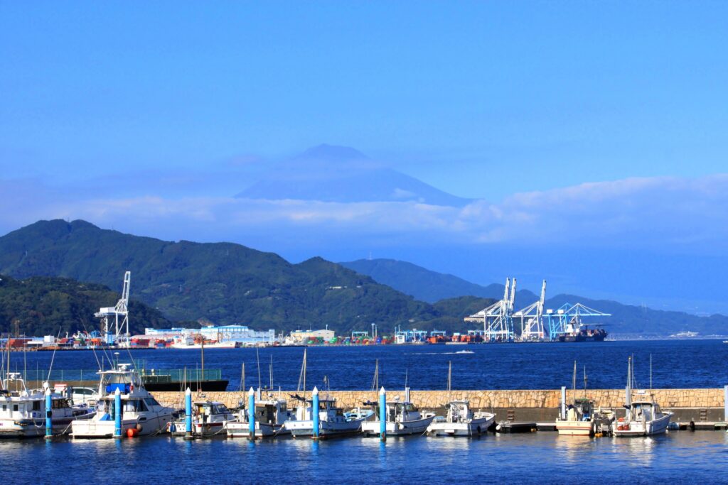 静岡県静岡市清水区の清水湾と船 静岡県静岡市清水区の清水湾と船
