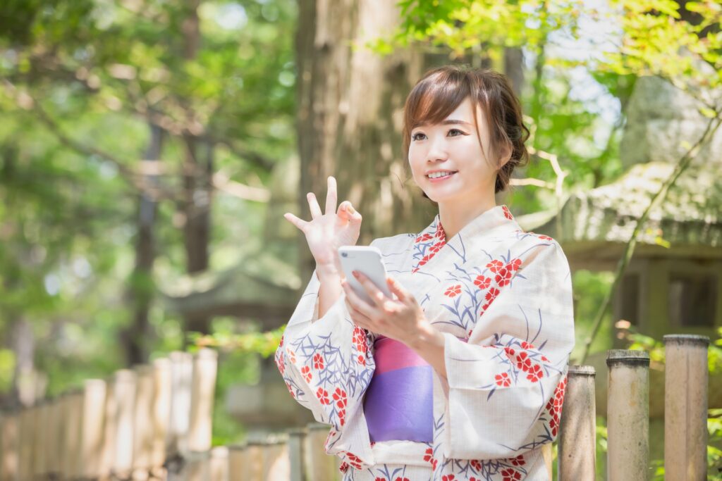 横浜市青葉区でスマホで祭りを調べている
