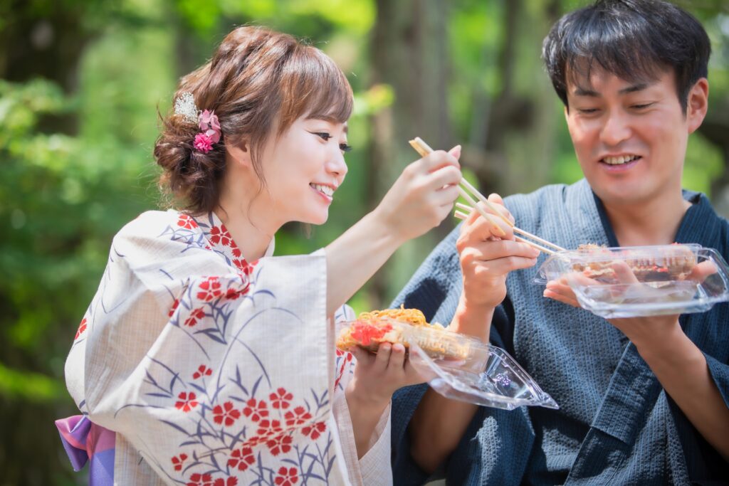 岐阜県大垣市の屋台グルメを食べる男女 岐阜県大垣市の屋台グルメを食べる男女