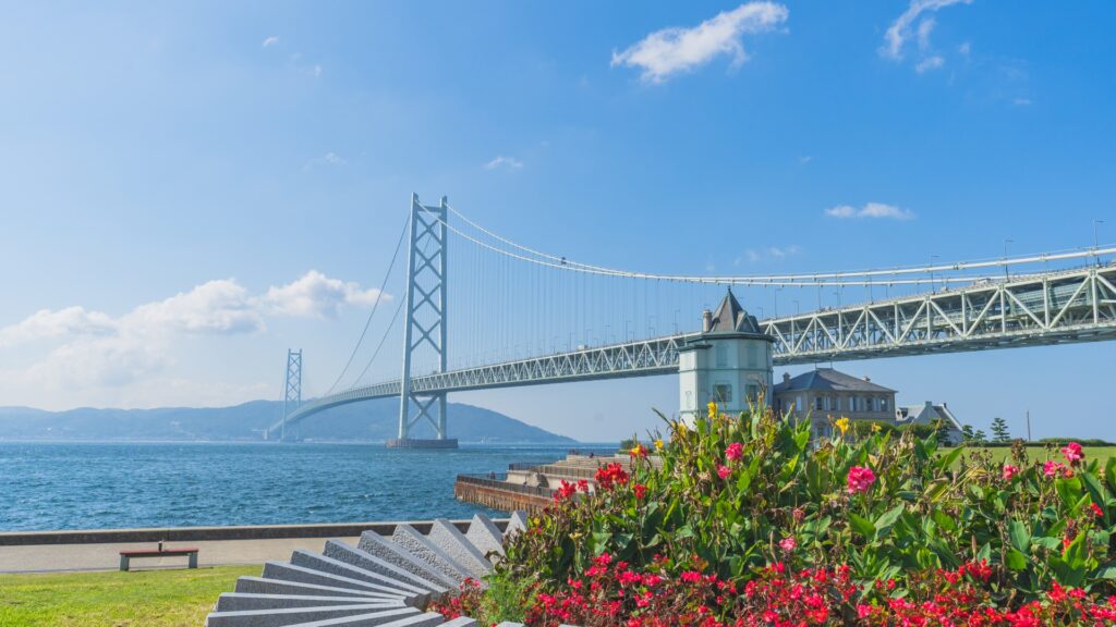 兵庫県明石市の明石海峡大橋と公園
