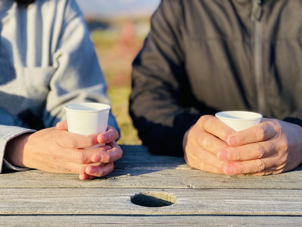 富山市八尾町でお茶をもらう観光客