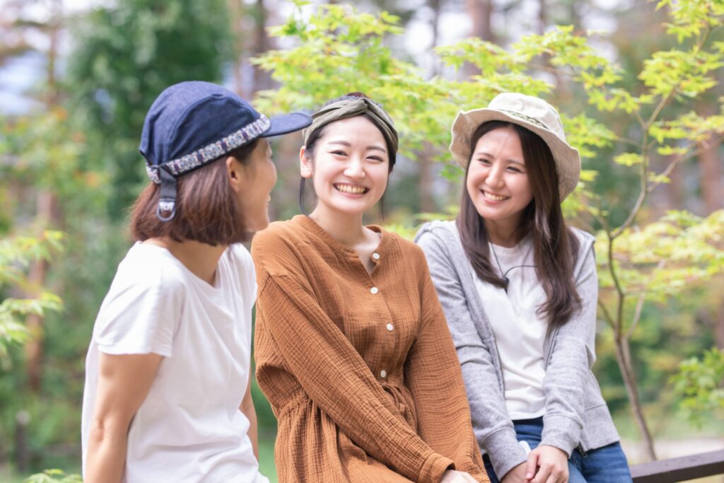 女性が談笑している写真