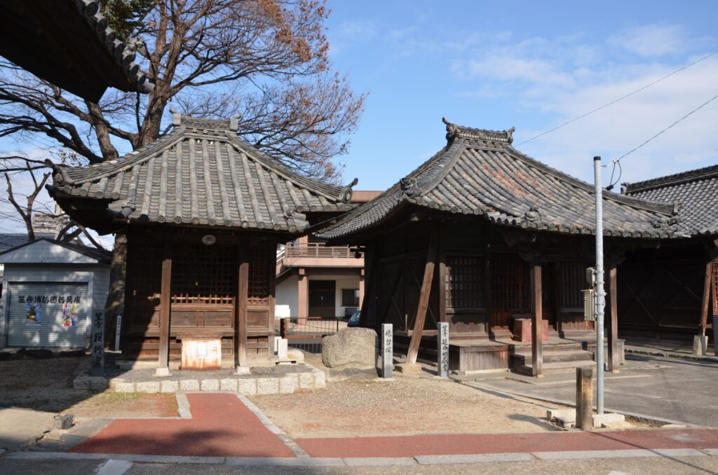 愛知県名古屋市の笠寺観音の境内
