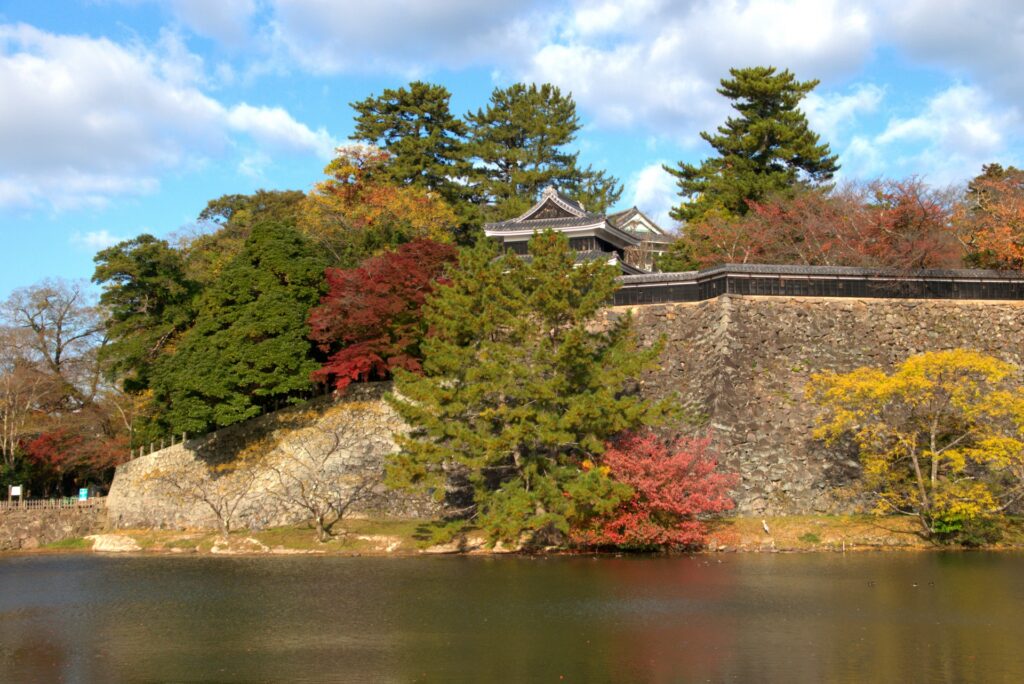 島根県松江市の松江城と紅葉