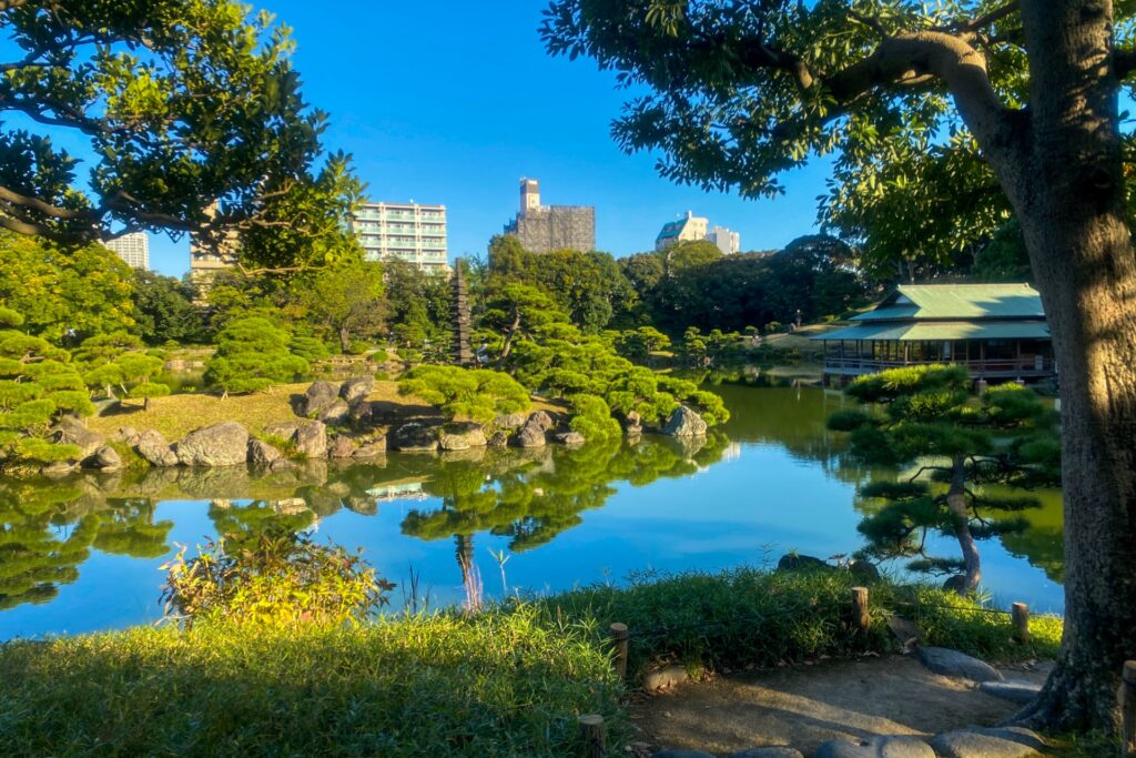 江東区の清澄庭園の池