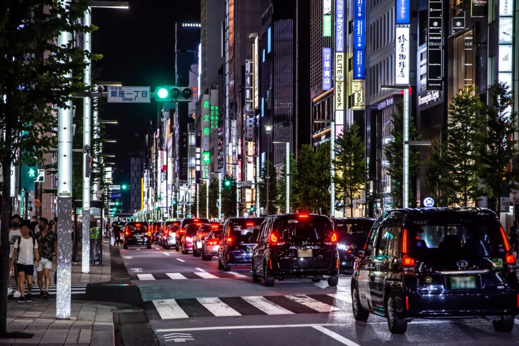 東京都中央区の銀座の夜の街並み