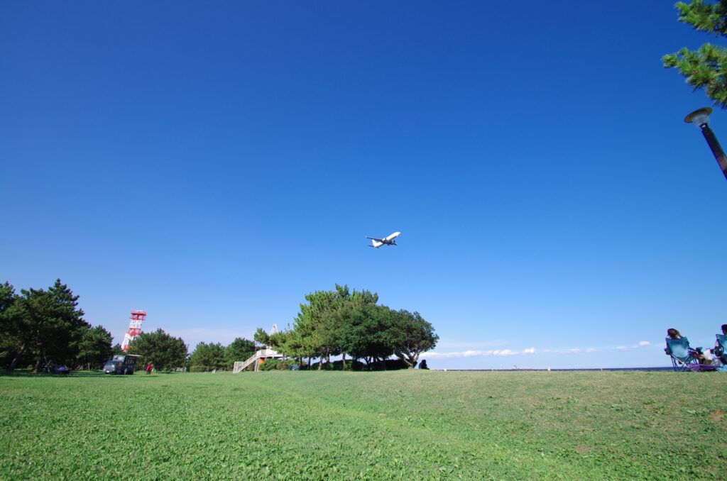 大田区の城南島海浜公園と飛行機
