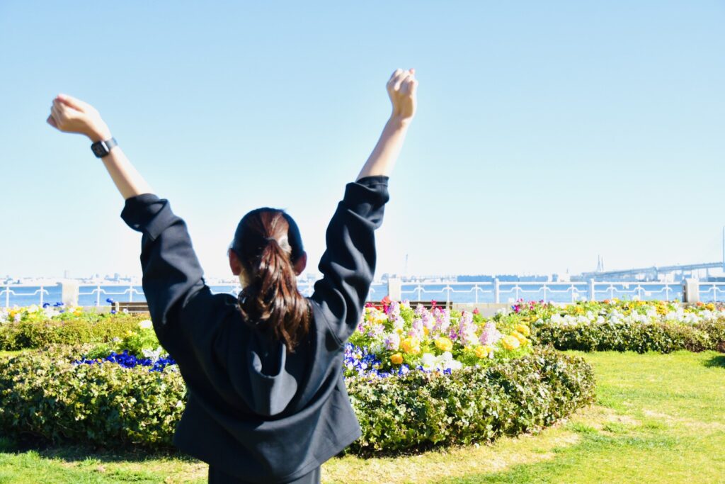 神奈川県横浜市中区の山下公園で背伸びする女性 神奈川県横浜市中区の山下公園で背伸びする女性