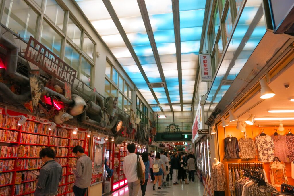 中野区の中野ブロードウェイ内の店舗と観光客 