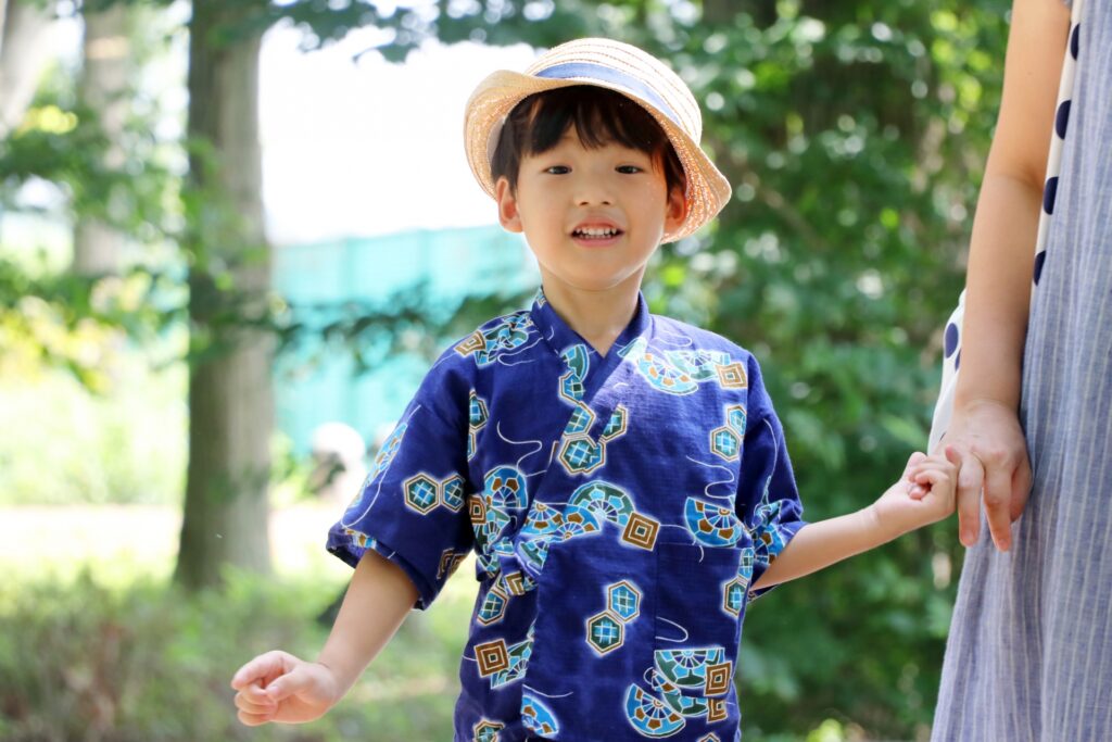 横浜市栄区の祭りを楽しむ子ども