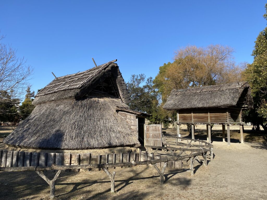 静岡県静岡市駿河区の登呂遺跡の竪穴住居 静岡県静岡市駿河区の登呂遺跡の竪穴住居