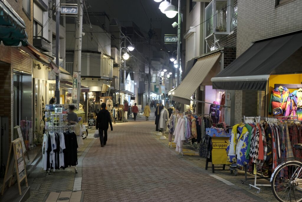 杉並区の高円寺の商店街に広がる古着屋通り