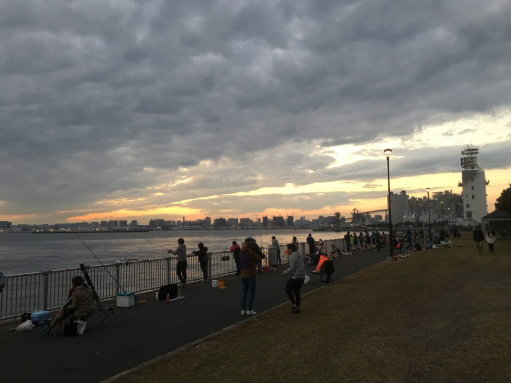 新潟県新潟市東区の海浜公園と釣りをする客