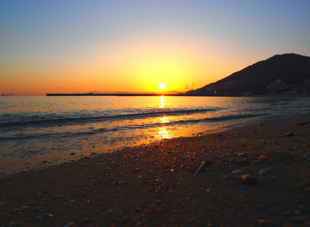 神戸市須磨区の夕暮れの砂浜