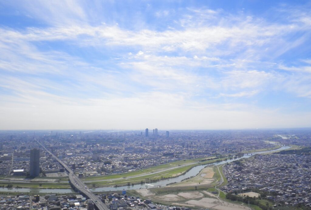 愛知県名古屋市の住宅街を流れる川の風景