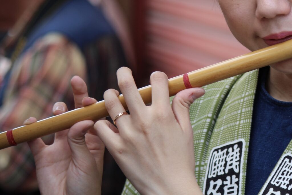 笛を演奏する人々