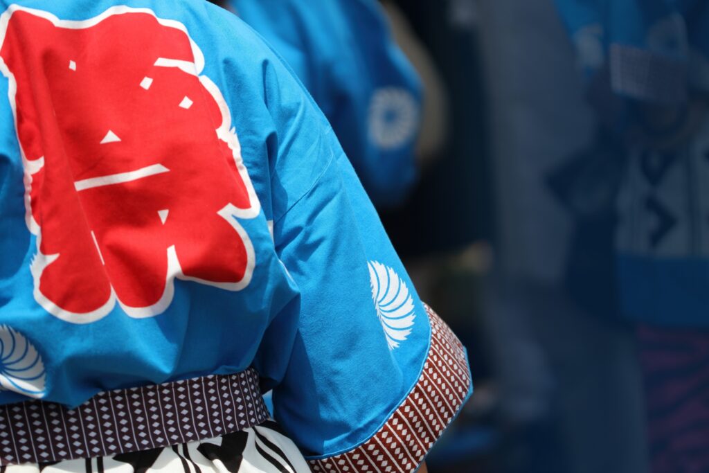 広島県広島市安佐北区の祭りに参加する人