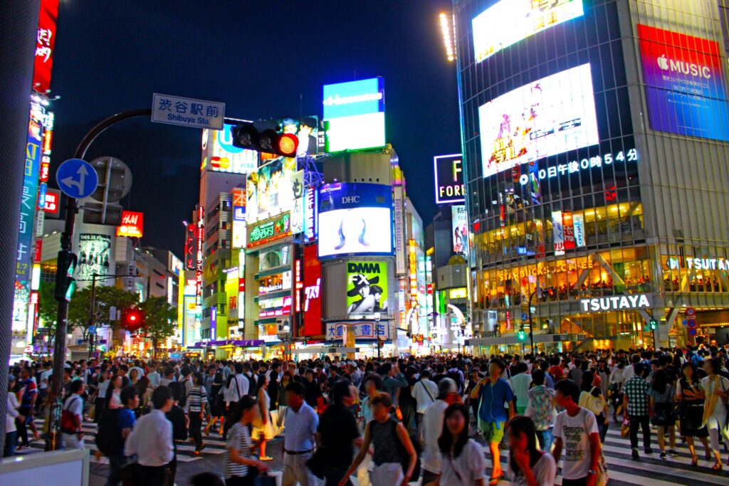 渋谷区の夜のスクランブル交差点